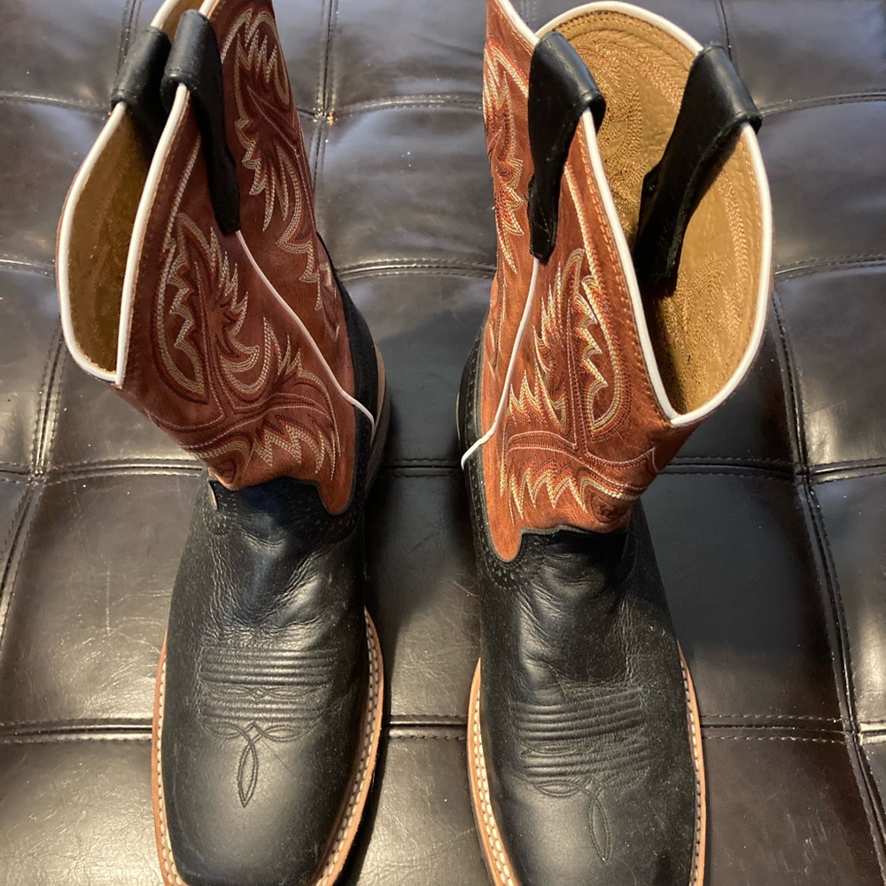 Practically brand new. Size 10 1/2 d Bought new but they are too narrow for me.